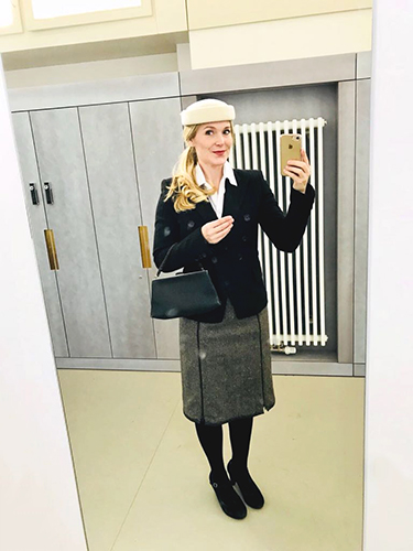 Maria Bengtsson macht ein Selfie im Rollenkostüm der Governess. 