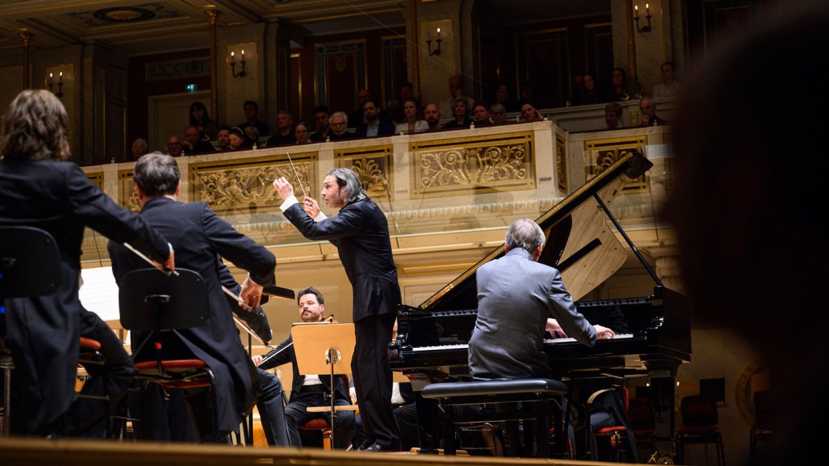 Zertrümmert liegt, was je sie getrennt